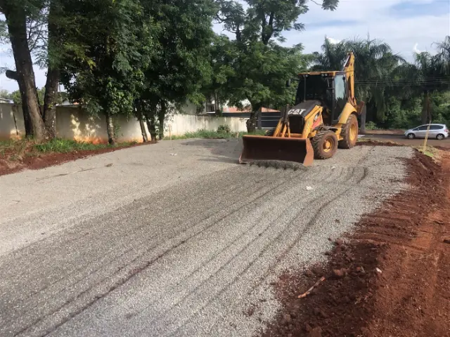 Terraplanagem e acabamento de via em loteamento